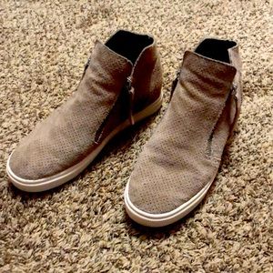 Steve Madden high tops with zipper sides in a beige color size 9